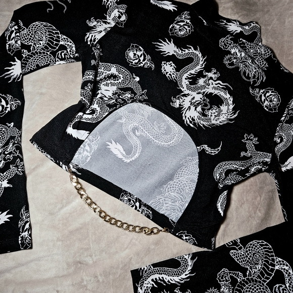 Ardene Black and White Dragon Print Long Sleeve Cropped Top With Back Cut Out - Picture 3 of 4